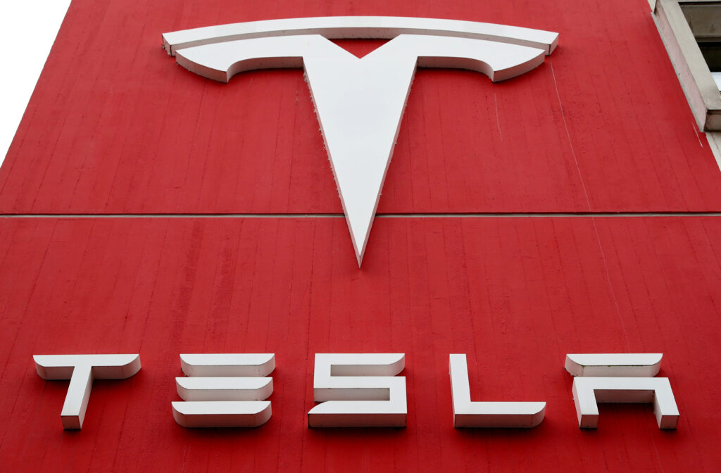 Tesla планує запустити у виробництво людиноподібних роботів