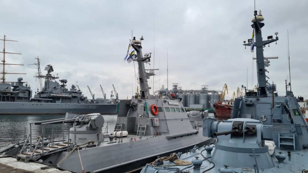 ВМСУ пригрозили применить оружие: катера ФСБ РФ совершили новую провокацию в Азовском море