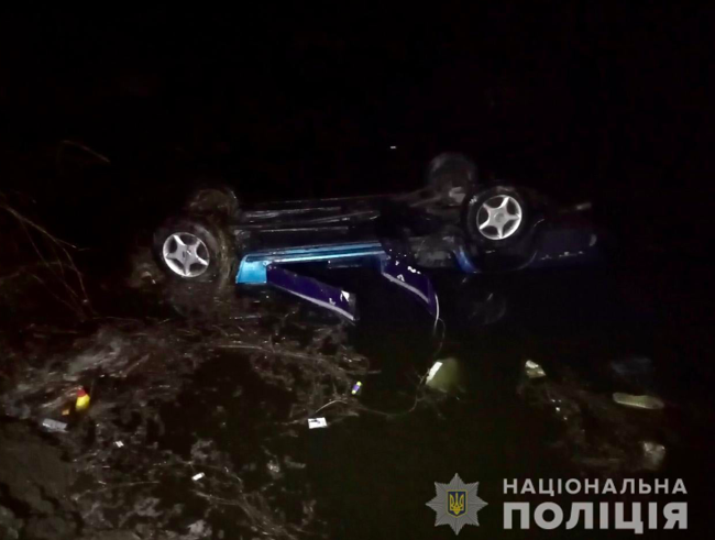 На Черкащині авто влетіло у ставок, є загиблі