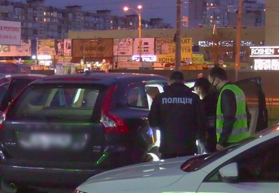 У Києві чоловік захопив в заручники матір з донькою