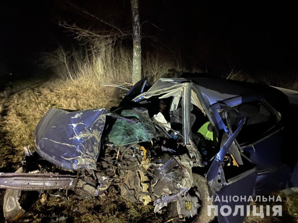 На Вінниччині авто на великій швидкості влетіло у дерево: є загиблий