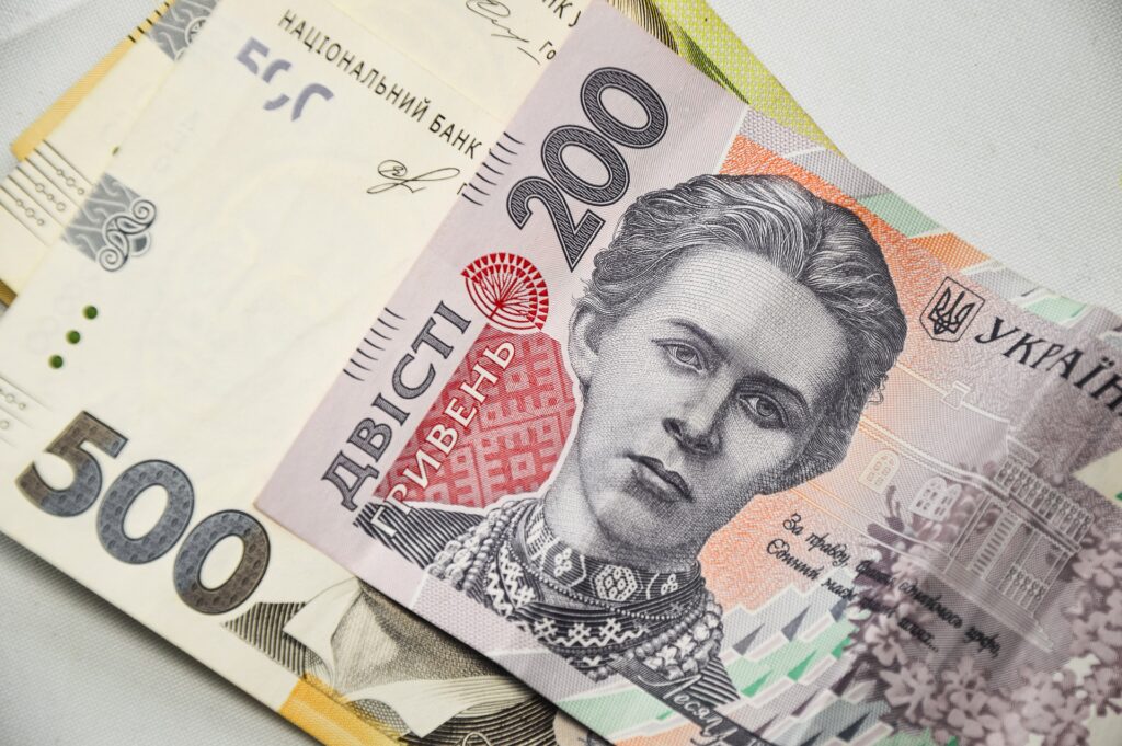 Пальне, імпортні товари, харчові продукти: що і наскільки може подорожчати в Україні через новий курс долара