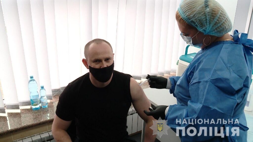 В Украине начали вакцинацию правоохранителей от COVID-19