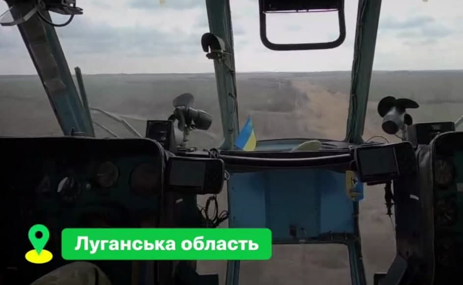Зеленський під час поїздки на Донбас використав кольори партії “Слуга народу”: відео