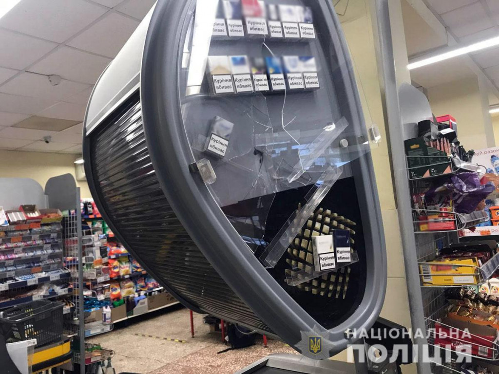 У Маріуполі чоловік з сокирою розтрощив супермаркет: подробиці та відео