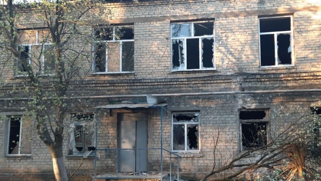 Російські найманці обстріляли лікарню в прифронтовій Красногорівці