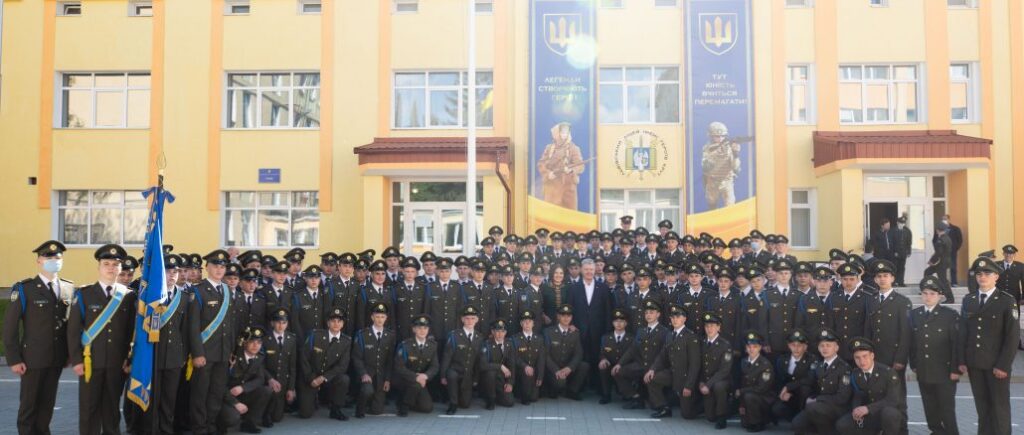 Ви забезпечуєте незворотність руху України до НАТО: Порошенко зустрівся з випускниками Львівського ліцею імені Героїв Крут