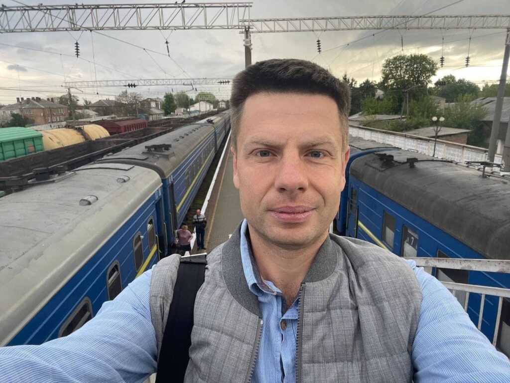 Вкрали 20 тисяч грн та банківські картки: нардепа Гончаренка пограбували в поїзді