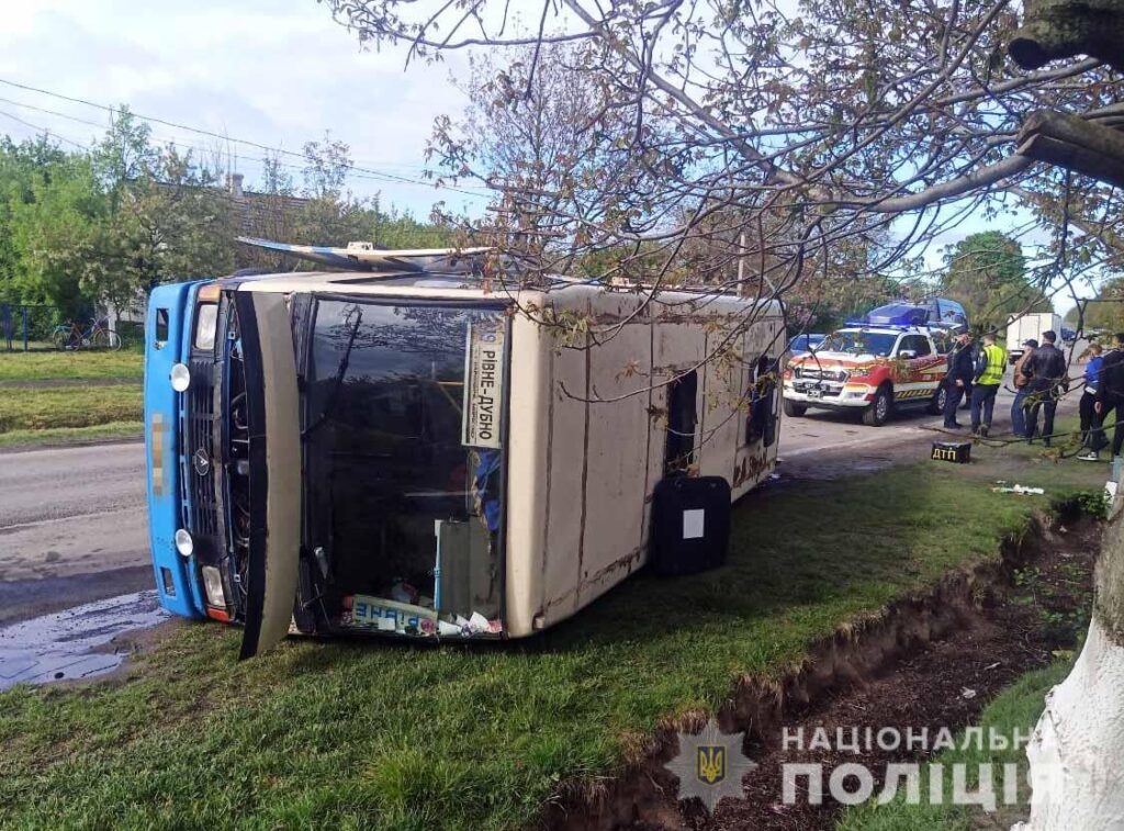 На Рівненщині перекинувся пасажирський автобус, є постраждалі: фото
