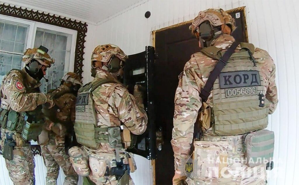 На Чернігівщині росіянин організував “реабілітаційний центр”, де утримували в неволі 20 осіб