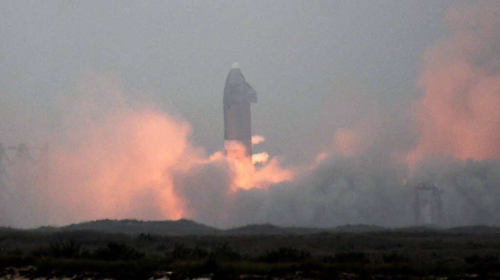 Мир в фото: запуск Starship и протесты в Колумбии