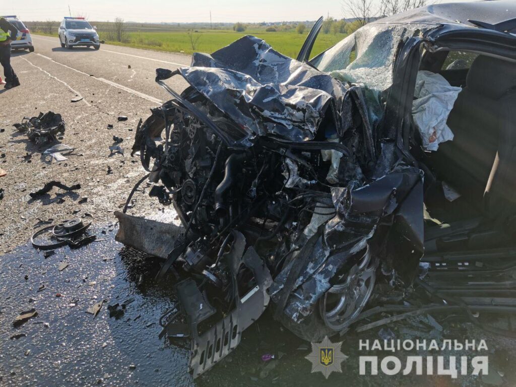В ДТП на трасі “Київ-Чоп” загинула родина з півторамісячною дитиною: фото та відео