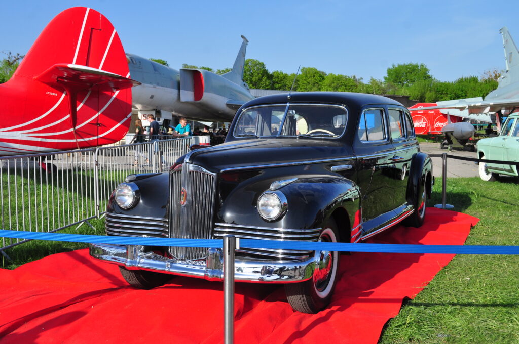 Bentley Кеннеді та Citroën як у де Голля: стартував 12-й фестиваль ретро-техніки Old Car Land