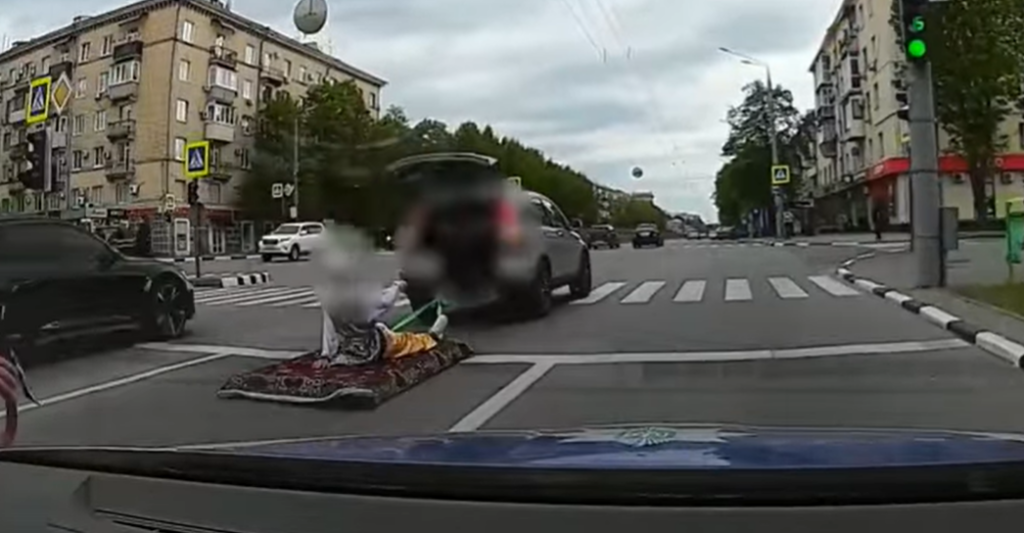 Високі технології: у Харкові водій перевозив пасажирів на “килимі-літаку”