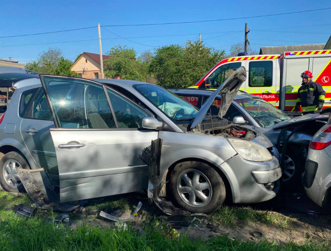 У Рівному сталася ДТП за участю трьох автомобілів, багато постраждалих