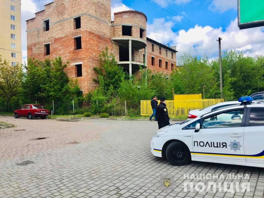 В Івано-Франківську в шахті ліфту недобудови виявили два трупи