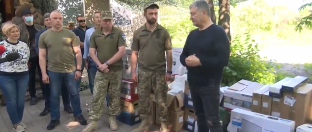 Петр Порошенко в Донецкой области передал 10-й отдельной горно-штурмовой бригаде комплект видеонаблюдения