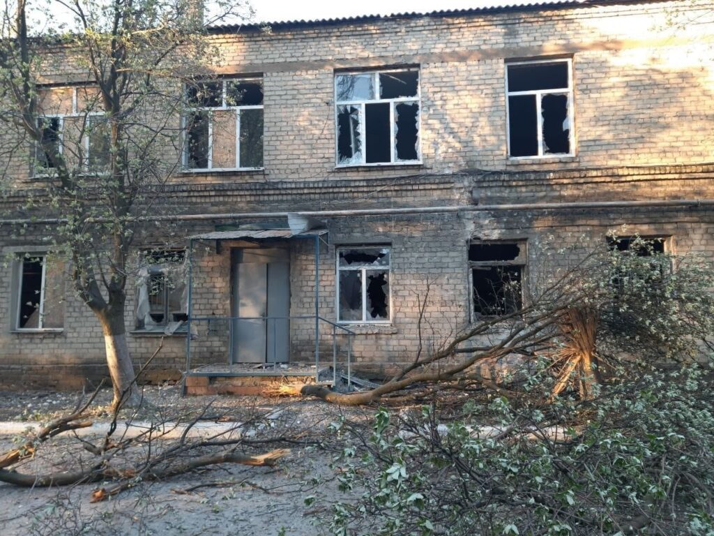 Обстріл лікарні у Красногорівці на Донбасі: від інфаркту помер один з пацієнтів