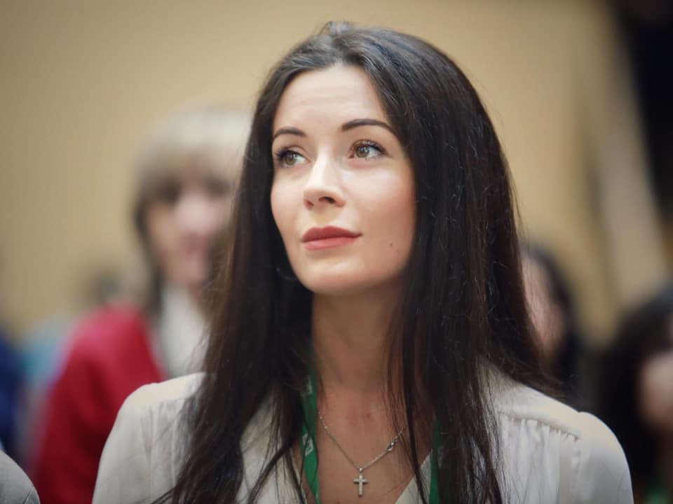 Соцдопомога у 2019 та елітна сумка у 2021: “слуга” Савченко прийшла до Ради з сумочкою за 130 тисяч гривень