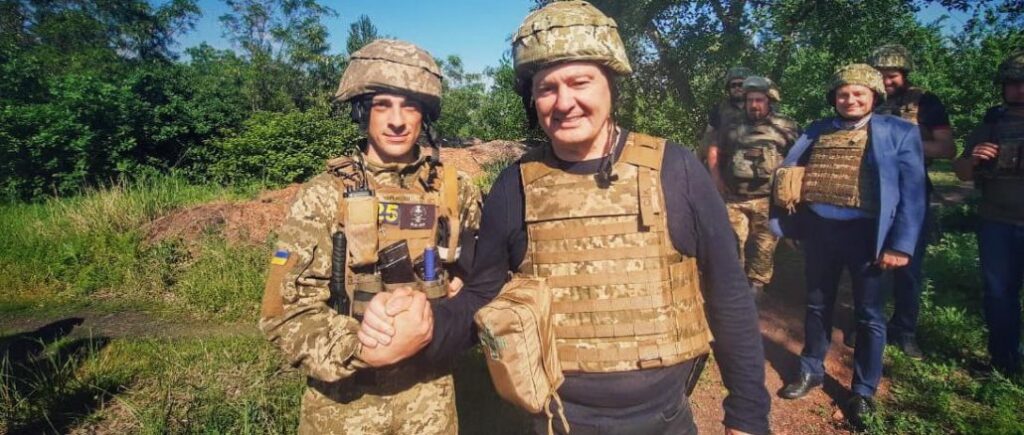 Ми не дамо зруйнувати здобутки української армії: Петро Порошенко під час поїздки на Донбас