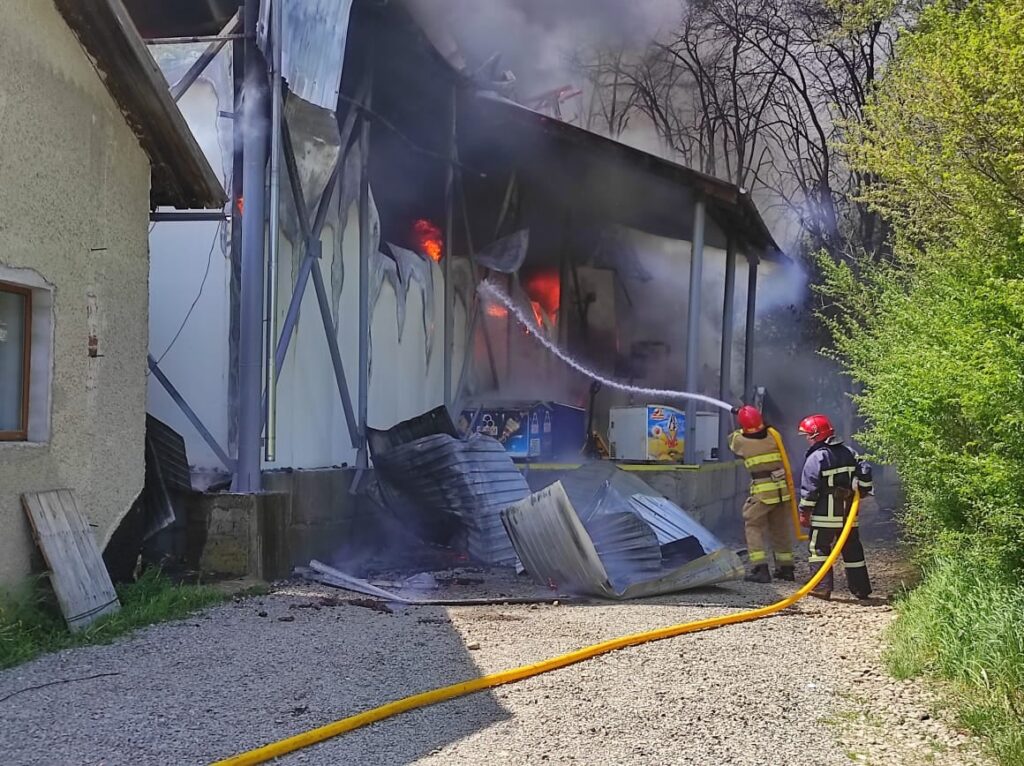 В Івано-Франківську сталась масштабна пожежа: загорілось складське приміщення неподалік аеропорту