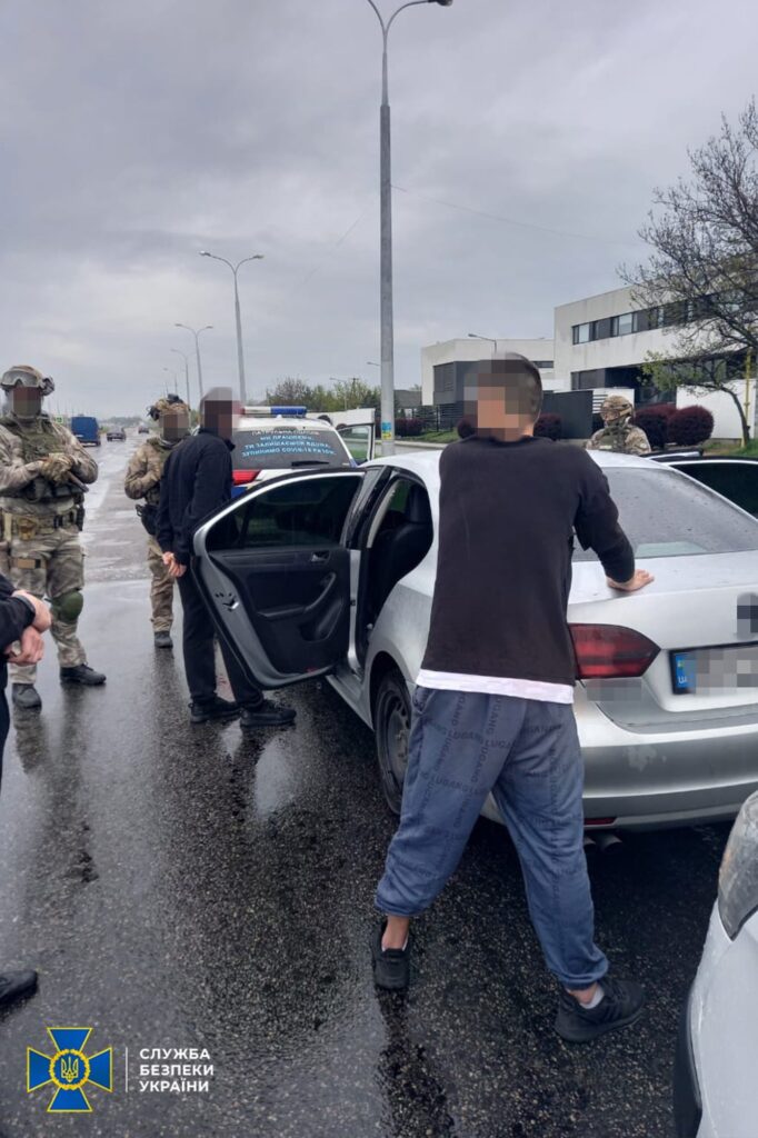 На Закарпатті затримали трьох осіб, які розклеювали провокаційні листівки