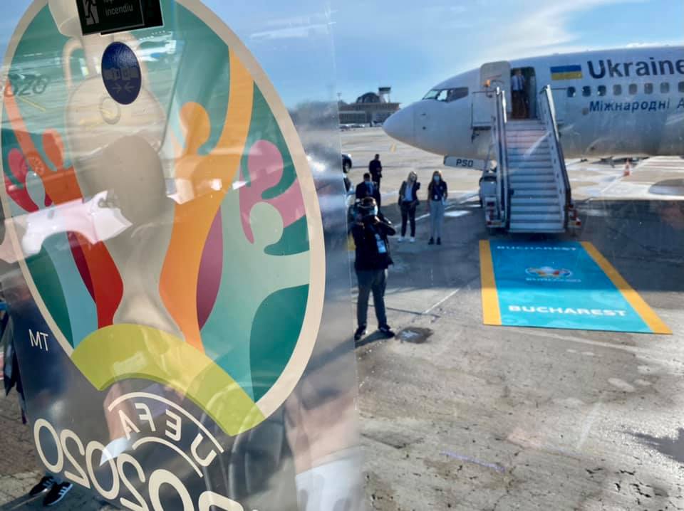 Українська збірна прибула до Бухареста на Чемпіонат Європи з футболу: фото і відео