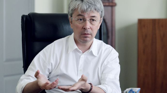 “Пішов назустріч телеканалам”: Ткаченко підтримав ініціативу відкласти дубляж фільмів українською