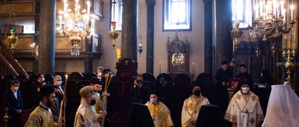 Петро Порошенко бере участь у Божественній літургії, яку очолює Вселенський Патріарх Варфоломій: фото