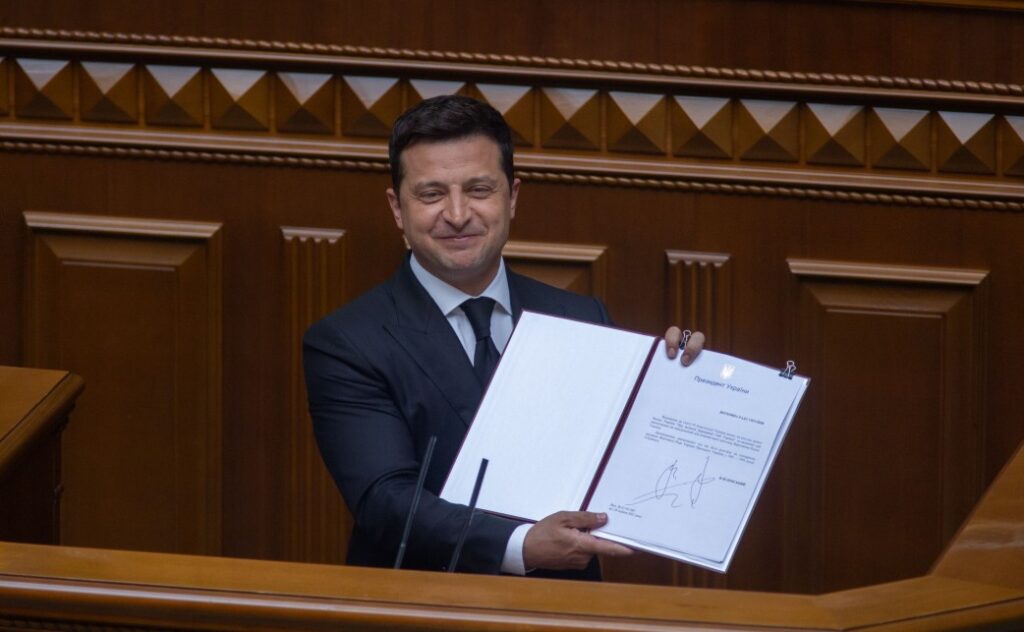 Більшість українців вважають законопроєкт Зеленського нестрашним для олігархів
