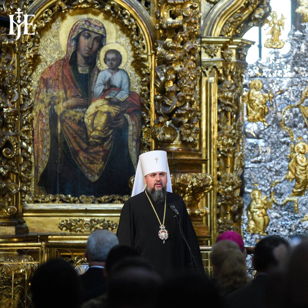 Понад 30 тисяч українців протягом двох років переписували Книгу книг – митрополит Епіфаній презентував Рукописну Біблію