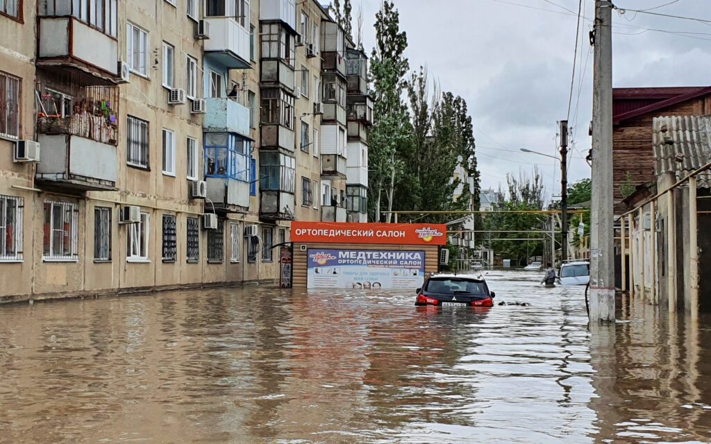 Потоп у Криму: в окупованих Ялті та Керчі знеструмлені десятки будинків, людей евакуюють