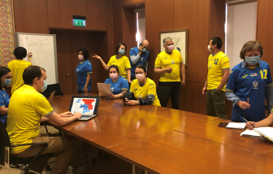 “Героям слава!”: канадські дипломати сфотографувались у формі української збірної
