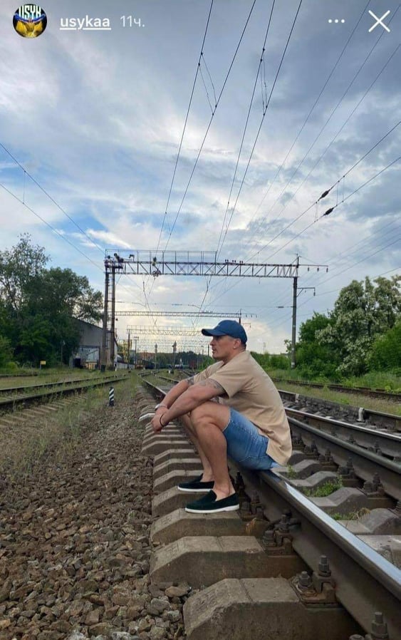 “Бережіть себе і нерви машиністів!”: “Укрзалізниця” зробила Усику зауваження через фото на залізничних коліях
