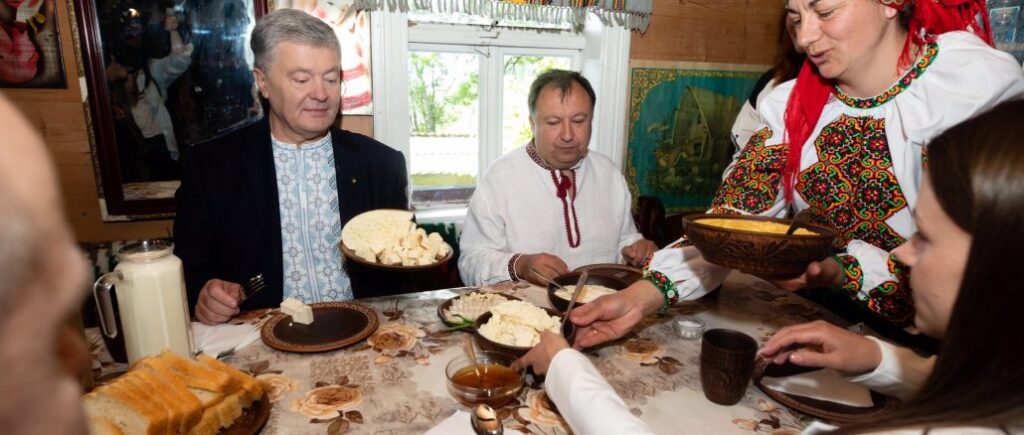 Гуцульська бринза, яку визнали у Європі: Порошенко на Прикарпатті побував у родині майстрів-сироварів
