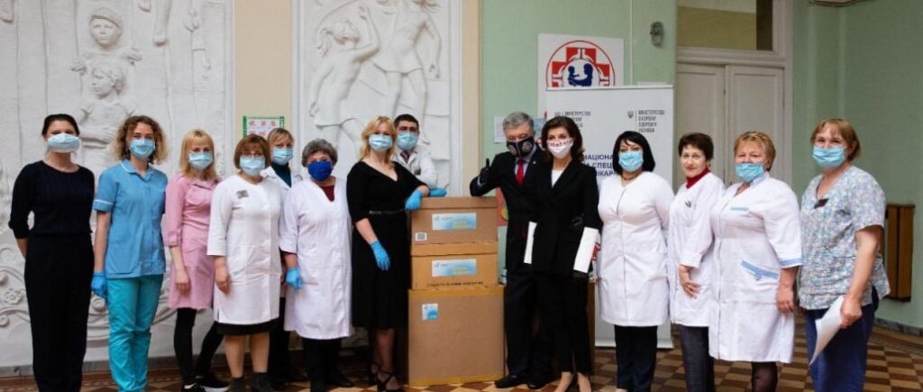 “Ми й надалі робитимемо все, щоб лікарі відчували себе захищеними” — Порошенко привітав медиків з професійним святом