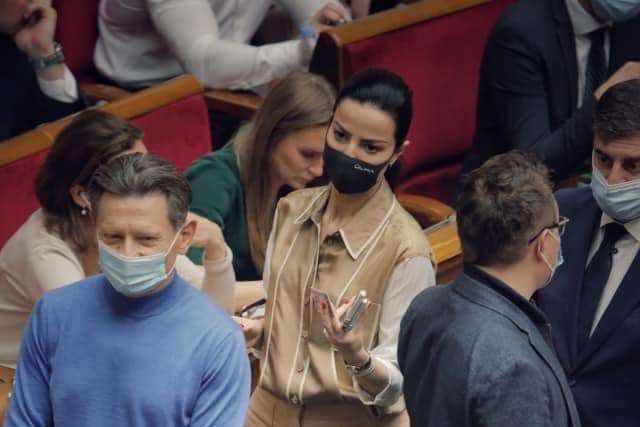 “Дорого-багато”: “слуга” Дмитрієва прийшла до Ради у сорочці Burberry за майже 30 тисяч гривень