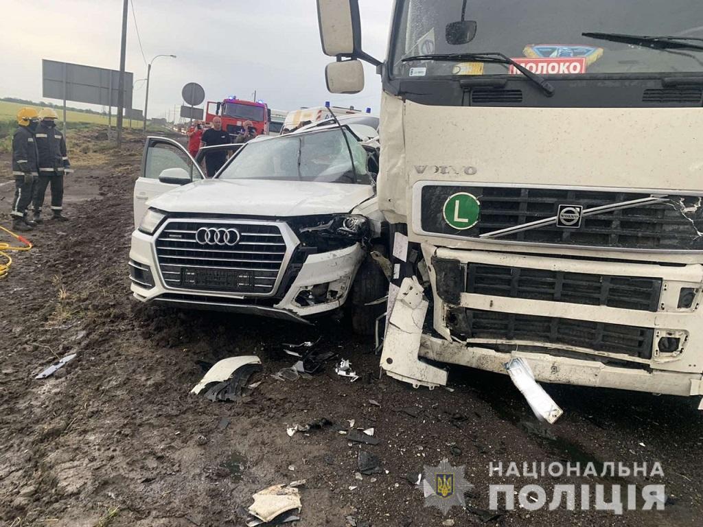 На Херсонщині позашляховик врізався у вантажівку: троє загиблих, дитина у реанімації