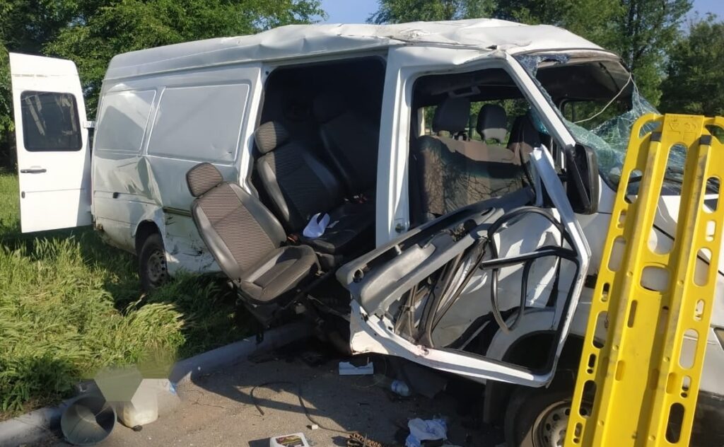 На Дніпропетровщині “ВАЗ” врізався у мікроавтобус, двоє людей загинули і вісім постраждали