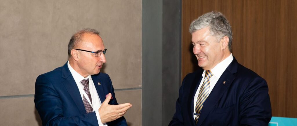 Порошенко на Анталійському Дипломатичному Форумі під час зустрічі з главою МЗС Хорватії закликав  посилити тиск на Росію