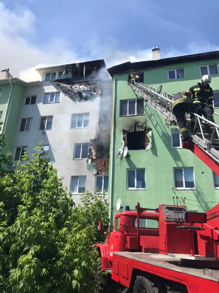 Під Києвом вибухнула п’ятиповерхівка: людей евакуюють