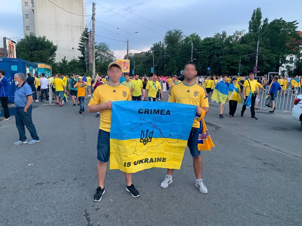 Євро-2020: українських вболівальників не пускали на стадіон через прапор з картою Криму