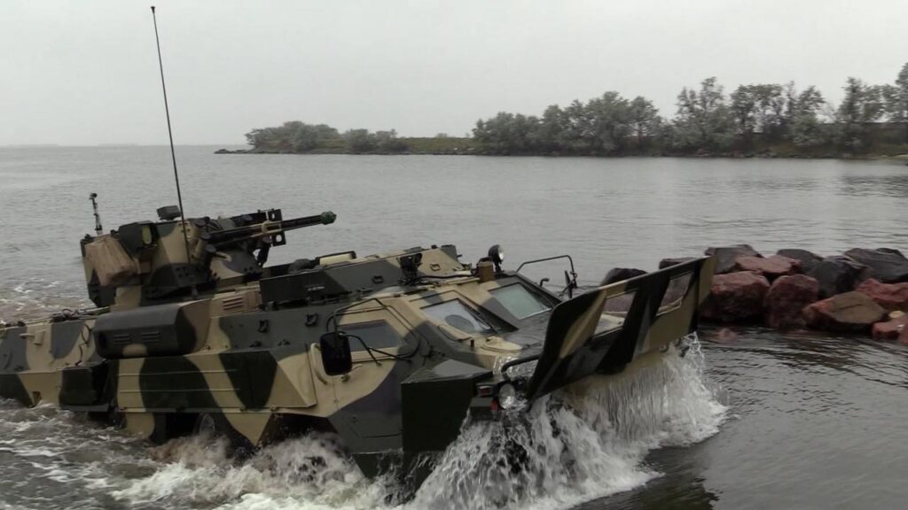 Подолання водних перешкод: ВМС випробували український бронетранспортер