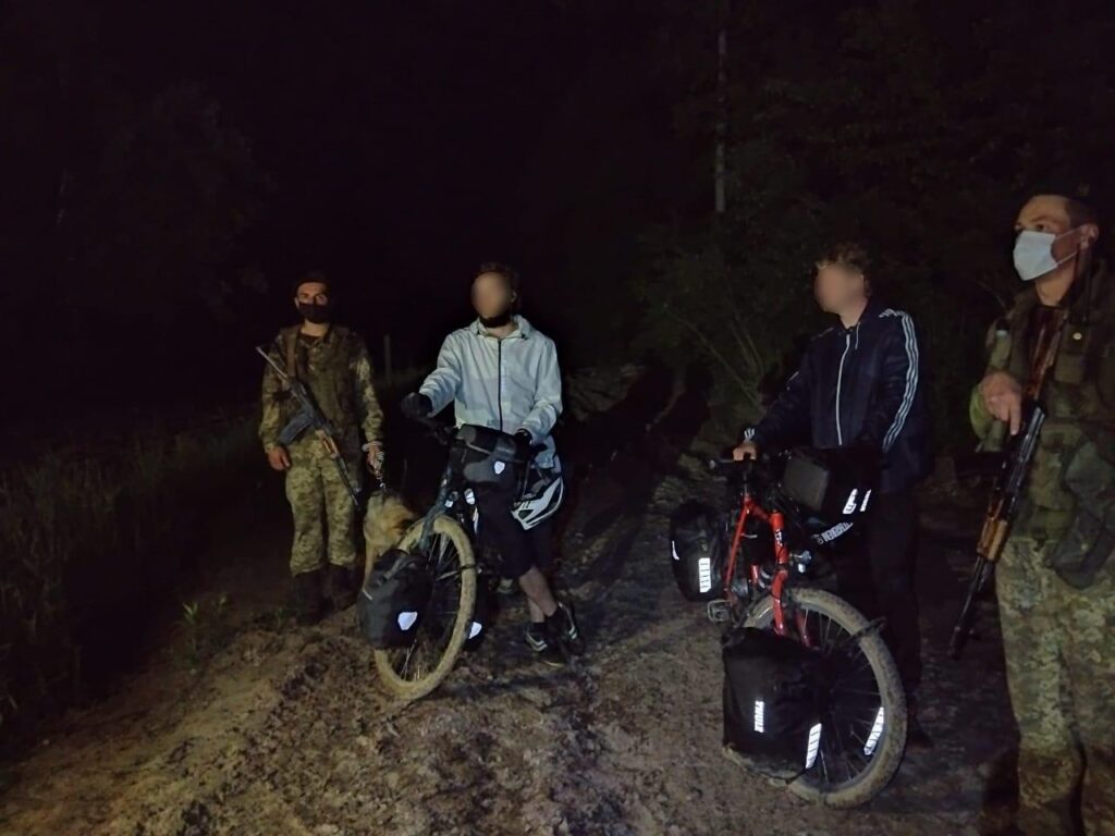 Думали, що Україна входить в ЄС: прикордонники затримали двох німецьких велосипедистів