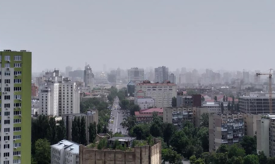 “Астраханський суховій”: Україну накрила пилова буря з російських степів