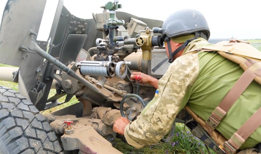 Артилеристи ЗСУ провели тренування зі знищення ворожої піхоти і танків: фото