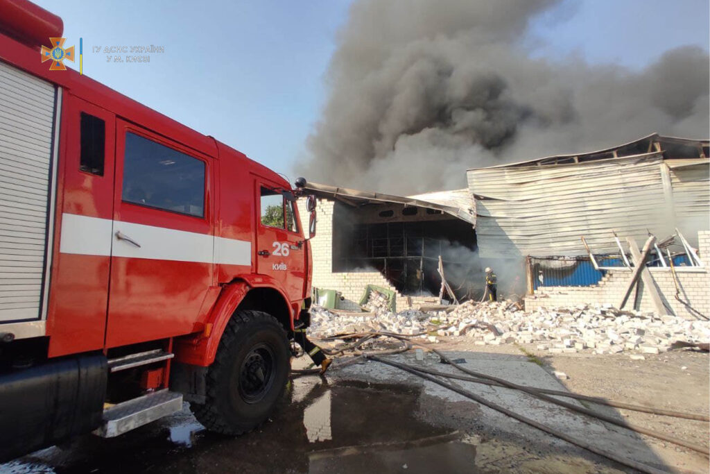 Ситуацію ускладнив вибух: речник ДСНС про пожежу у Голосіївському районі