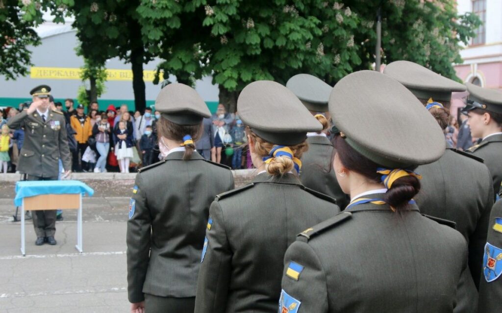 Майже пів тисячі дівчат вступили цього року до військових вишів: які спеціальності вони обирали