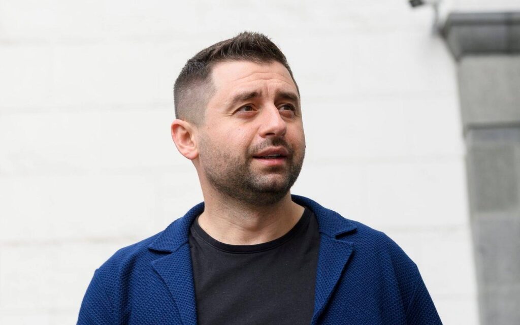 “Червона позиція”: Арахамія хоче виключити з фракції “слуг” нардепку, яка голосувала проти “антиолігархічного” закону