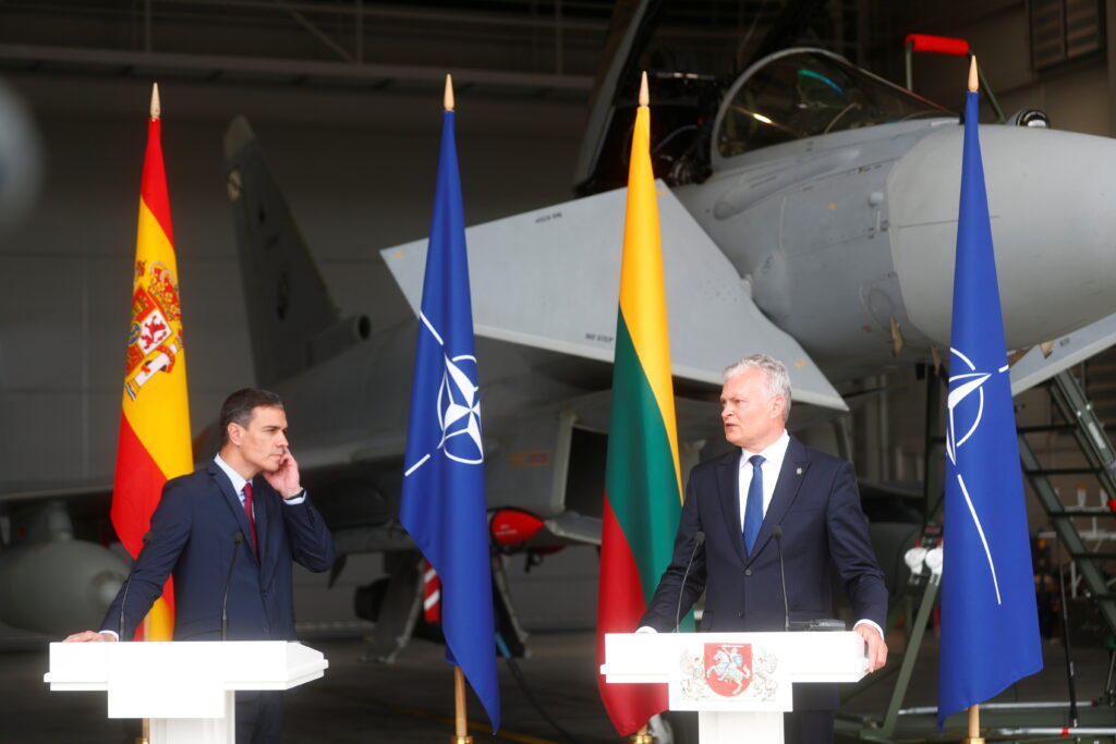 Пресконференцію лідерів Іспанії та Литви перервали російські винищувачі: у НАТО одразу відповіли